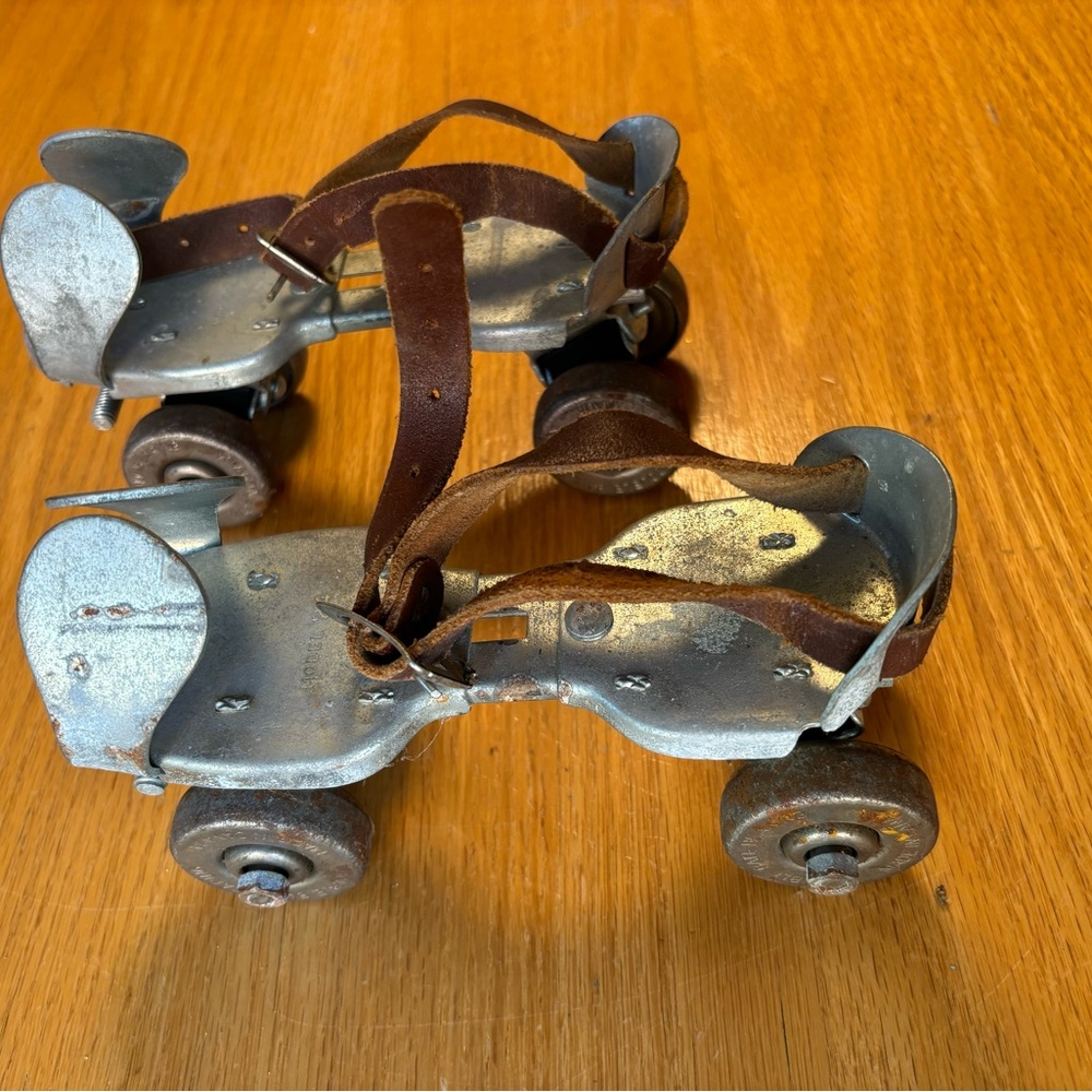Vintage Metal/Leather Dominion Model 24 Roller Skates - Canada